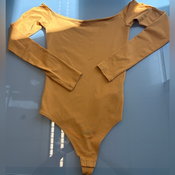 Aritzia Babaton Mustard Long Sleeve Boatneck Thong-cut Soft Bodysuit size XS - Picture 3 of 9